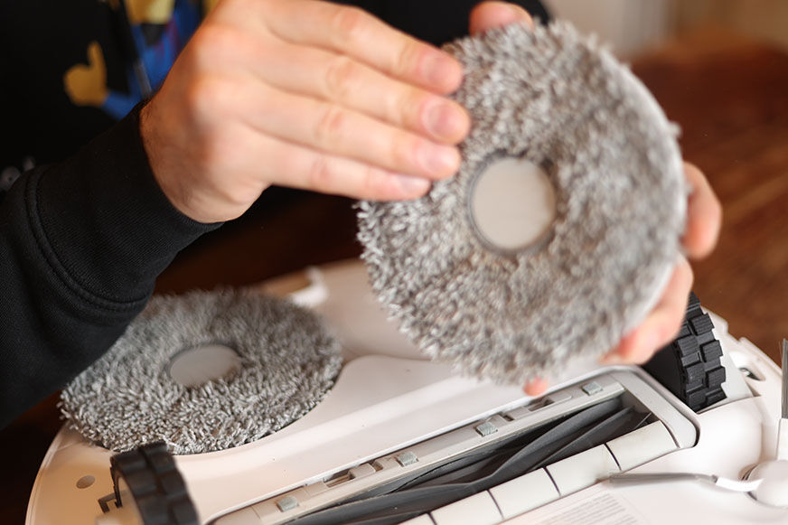 The fluffy mop of the Dreame L10s Ultra can be seen in the close-up.